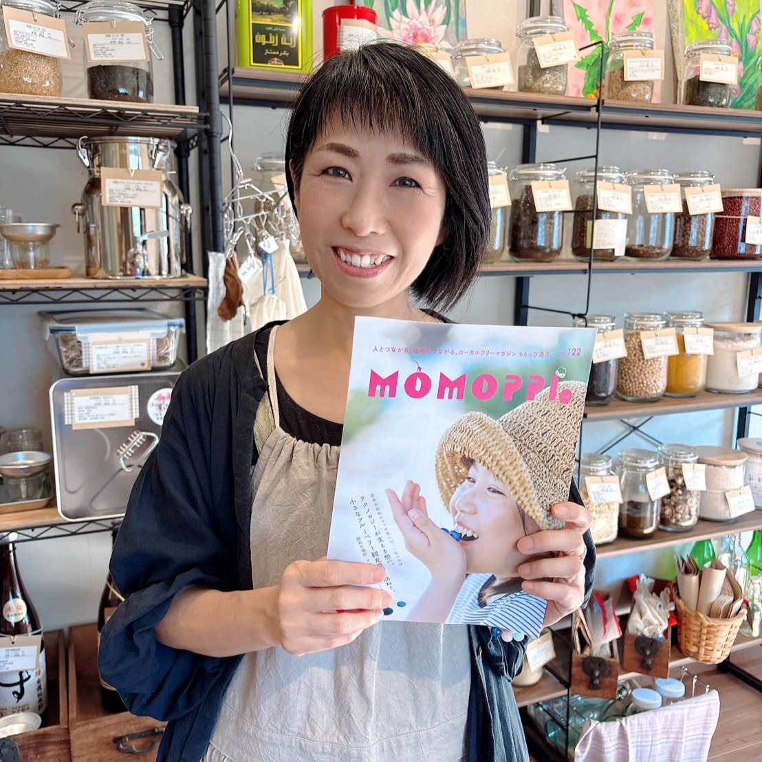 .
嬉しいお知らせ ◡̈　

MOMOPPI の
配架場所が増えました ⚑
 
┈┈┈┈┈ ꕤꕤꕤ ┈┈┈┈┈

調味料やオーガニックの食材、洗剤などの量り売りされている

☀︎有機野菜・お米・自家焙煎珈琲豆
☀︎無添加調味料・自然なおやつ
☀︎プラフリーな暮らしの道具

などの 量り売りのお店
「はちや♾️」さん
@hakariuri_hachiya

in　各務原市鵜沼

にも置いてもらえることになりました⸜❤︎⸝ 夏号MOMOPPI と オーナーさんで 📷 .･ﾟ

以前よりMOMOPPIを
置いていただいている
未来の大人を地域で育てるコミュニティ「あいのね」さん
@ainone.community

のおとなりにあるそうです。

写真からすでに素敵な雰囲気が漂う
「はちや♾️」さん
ぜひ行ってみてくださいね

オーナーのさっちゃん、ありがとうございます❦

（momoppi編集部 mari）